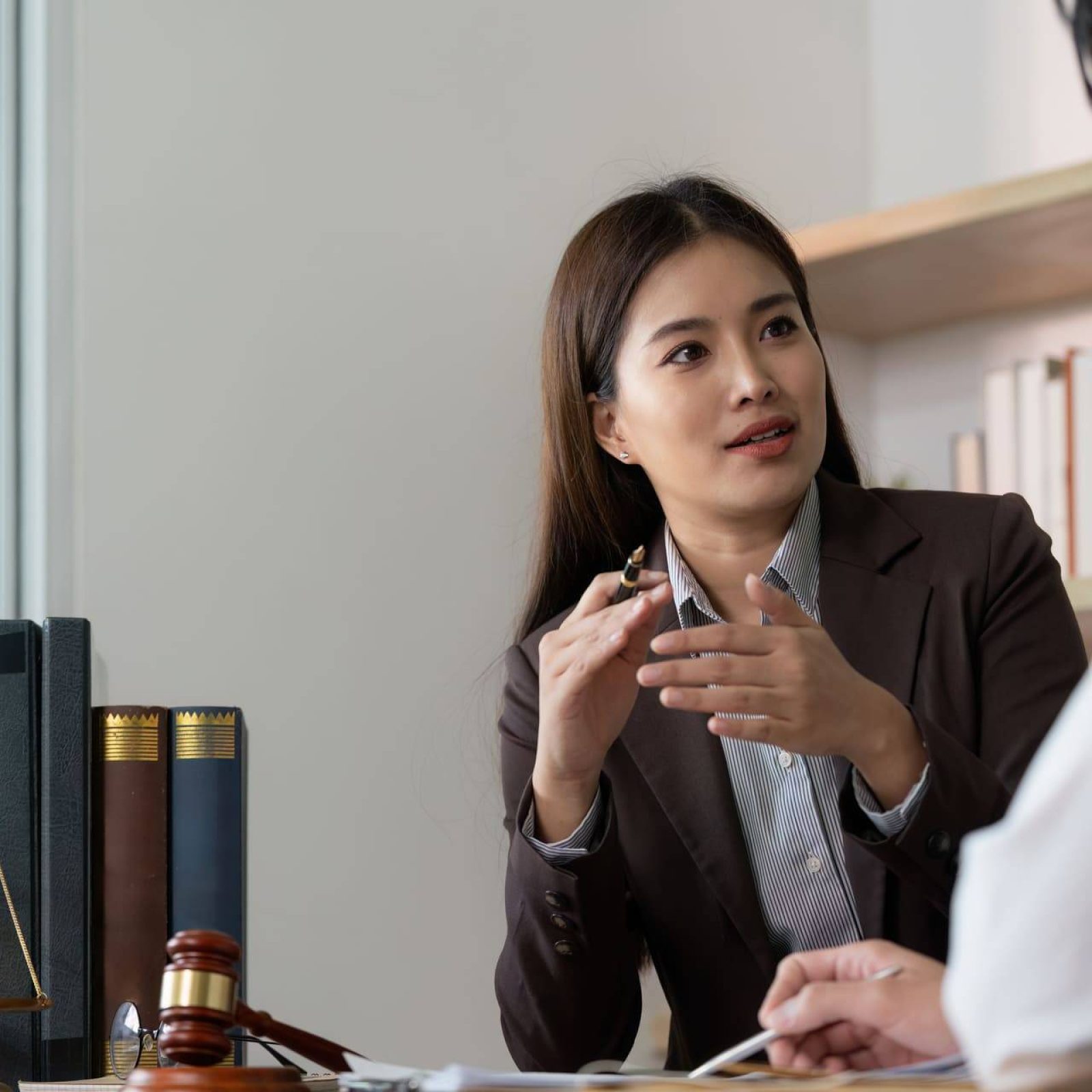 Lawyer providing legal advice